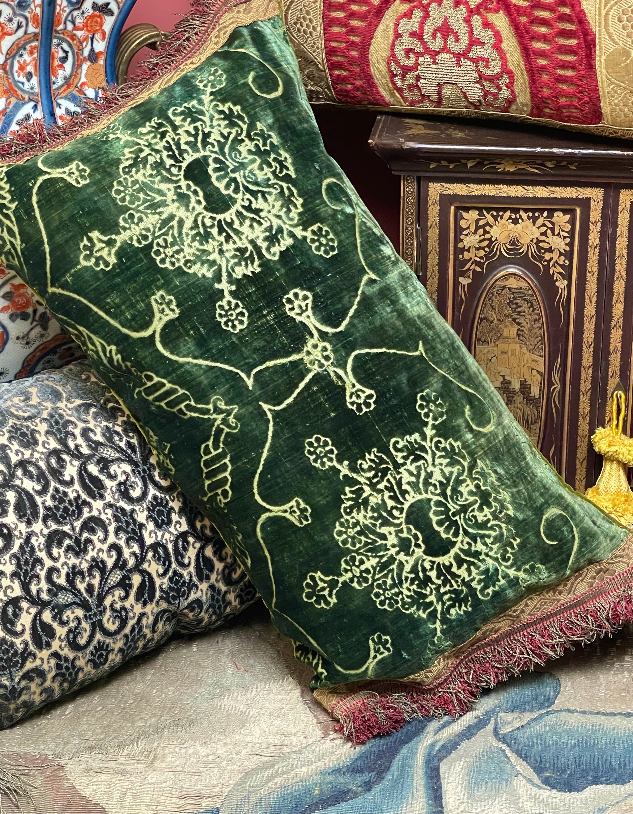 Top luxury velvet pillows Deals